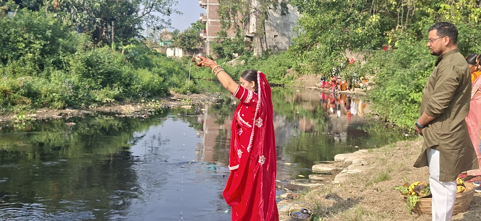 छठ पूजाको आज तेस्रो दिन अस्ताउँदो सूर्यलाई अर्घ अर्पण गरिदै