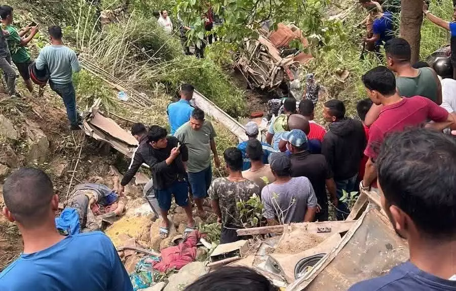 काभ्रेको नमोबुद्धमा यात्रुवाहक बस दुर्घटना