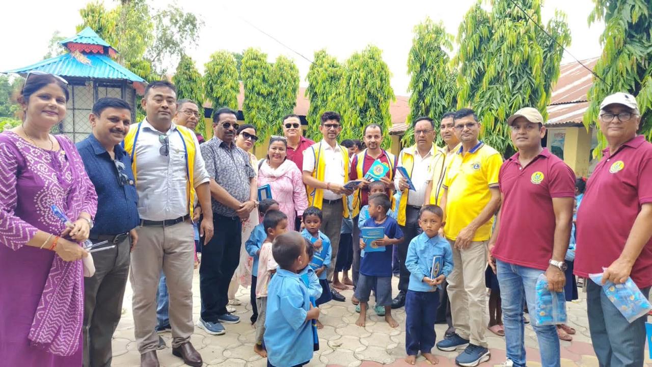 ग्रामथानका ४४ विद्यार्थीलाई लायन्स युनिकको शैक्षिक सहयोग