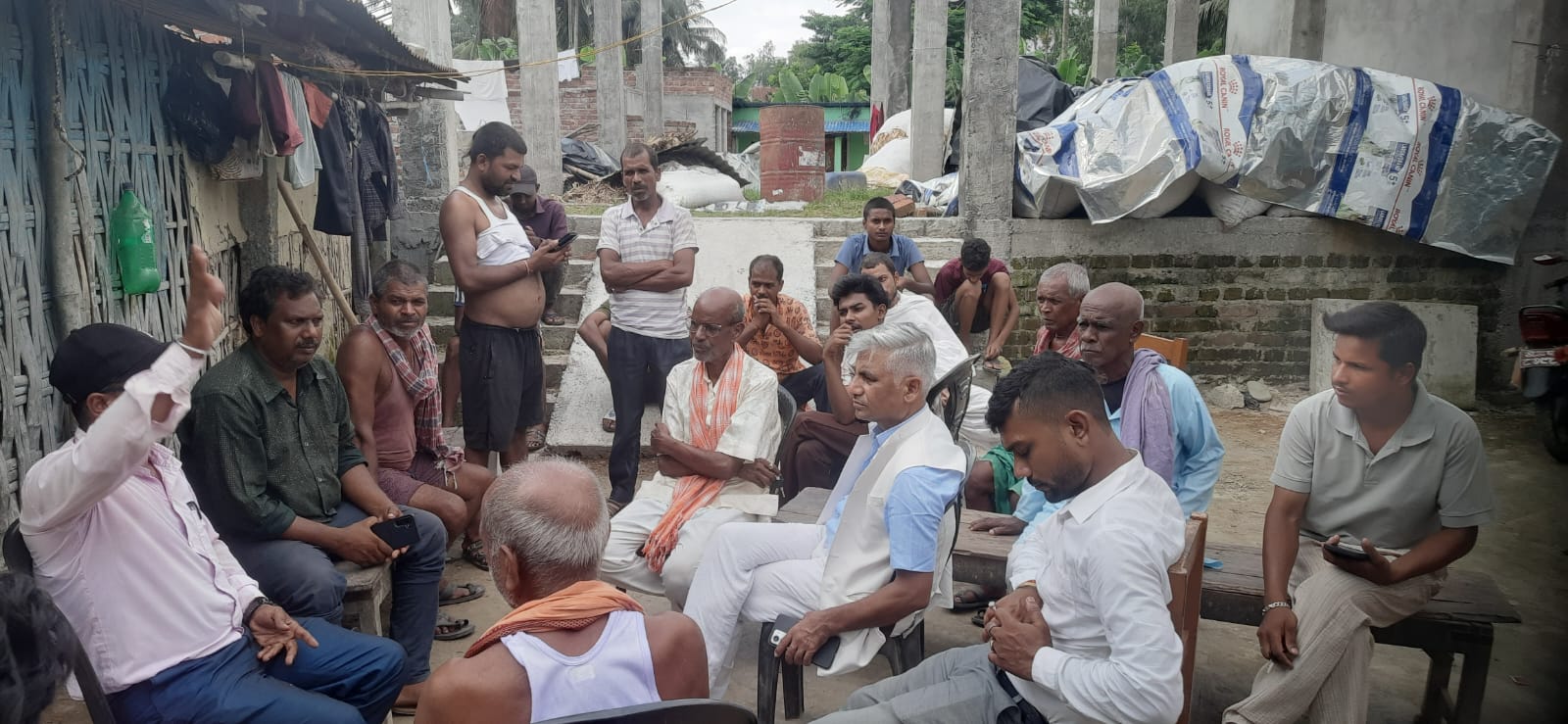 पूर्वमुख्यमन्त्री केदार कार्कीले भेटे देवानगञ्ज घटनाका पीडित परिवार, निष्पक्ष अनुसन्धानका लागि सरकारसँग आग्रह