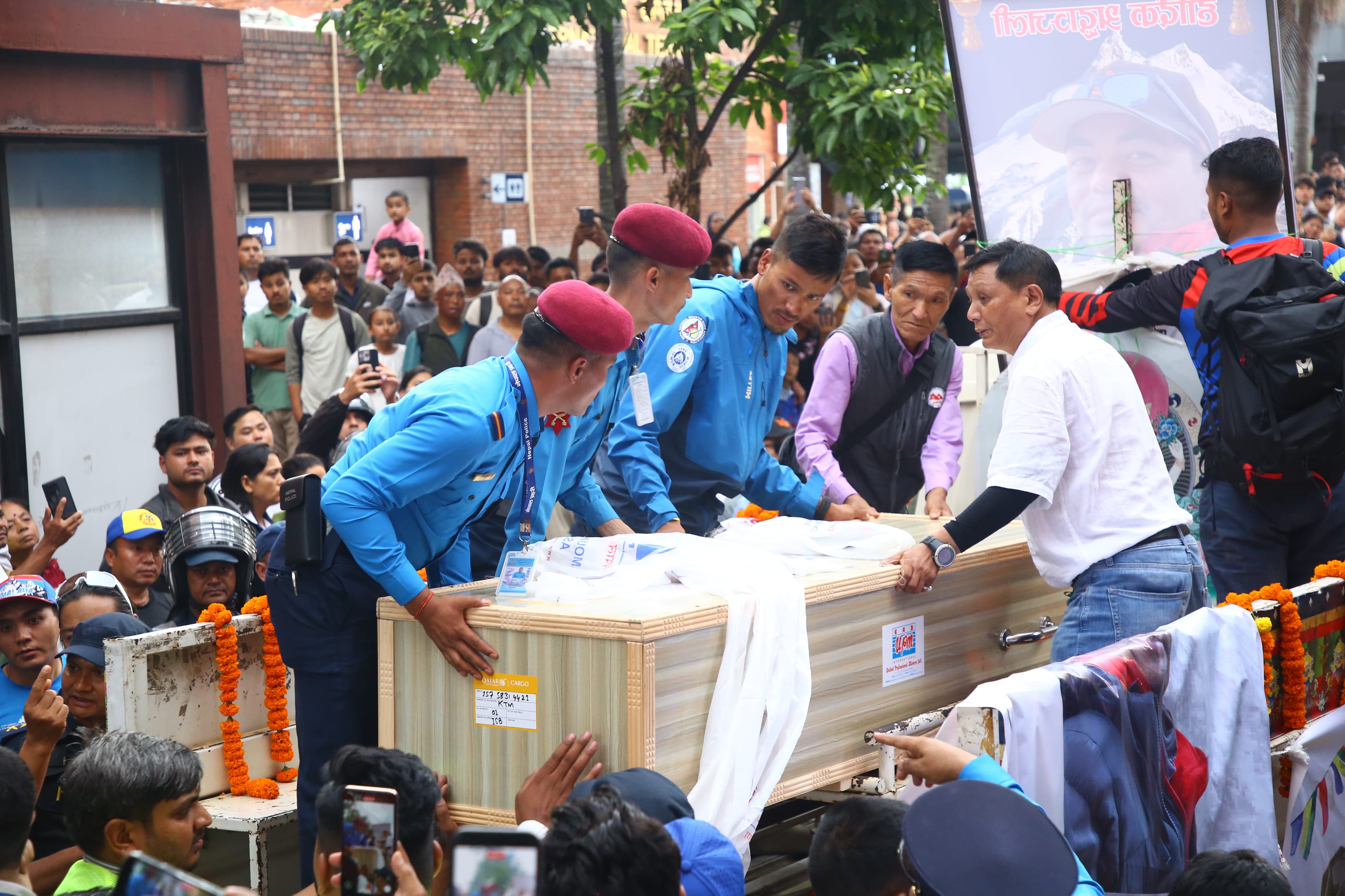 युक्त गुरुङको पार्थिव शरीर काठमाडौं ल्याइयो, विमानस्थलमा आफन्त भावुक।