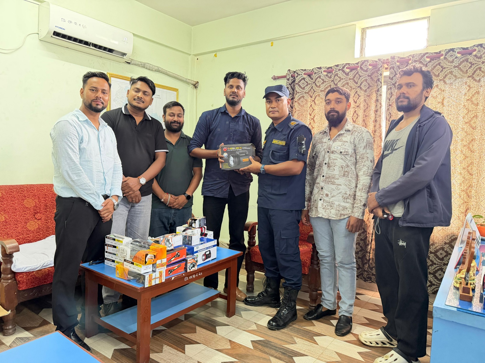 रथयात्रा व्यवस्थापनका लागि टर्चलाइट र सर्चलाइट हस्तान्तरण
